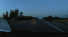 VIDEO: Dôchodca jazdil po D1 v protismere. Vodičku BMW tak vystresoval, že dvakrát prerazila oplotenie pri diaľnici