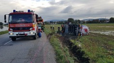 Pri Chynoranoch sa prevrátil kamión s cisternou, vodič sa zranil