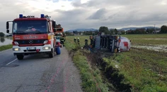 Pri Chynoranoch sa prevrátil kamión s cisternou, vodič sa zranil