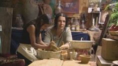 Výtvarníčka vymenila mestský život za divočinu na Gemeri. Z dobrej vôle učí deti remeslu