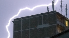 Slovensko potrápia búrky. V týchto okresoch platia výstrahy