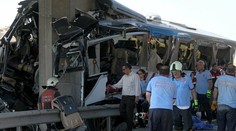 Pri havárii zahynulo najmenej šesť ľudí, betónový pilier prakticky rozrezal autobus