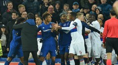 VIDEO: Mastenica v Liverpoole. Fanúšik Evertonu s dieťaťom na rukách mlátil hráča Lyonu