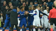 VIDEO: Mastenica v Liverpoole. Fanúšik Evertonu s dieťaťom na rukách mlátil hráča Lyonu