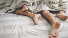 Najlepšie polohy, ktoré zvládnete robiť aj pod perinou. Zima vám pri nich nebude