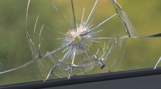 Polícia stále pátra po strieľajúcom fantómovi. V Bratislave už pálil do okien viacerým domácnostiam