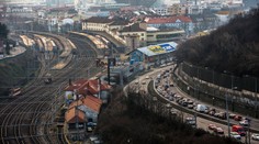 Na Pražskej ulici v smere do centra Bratislavy sa zrazilo šesť áut