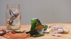 Toto je odpad, ktorý žena vyprodukovala za päť rokov. Vopchá ho do zaváraninovej fľaše