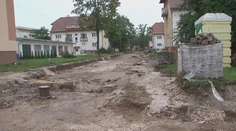 Ulica v Novákoch vyzerá ako po bombardovaní. Záchranári dúfajú, že ich tam nikto nepošle