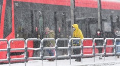 V Bratislave na Vajnorskej ulici sa zrazila električka s autom, nehoda komplikovala dopravu