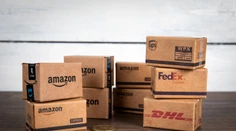 V malom obchode predávajú nikdy neprevzaté alebo nedoručené balíky z Amazonu. Niekedy sa kúpa oplatí, niekedy nie