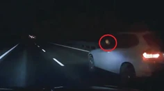 VIDEO: Šialenec na BMW v Česku bezhlavo strieľal do áut. Trafil aj cisternu s benzínom