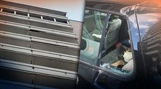 V Nitre sa na frekventovanej ulici zrútila časť balkóna, poškodila tri autá