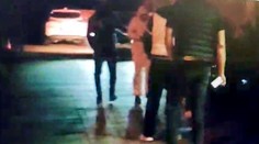 VIDEO: S putami a v bielom overale. Na stanicu vo Vajnoroch priviezli muža podozrivého v prípade zmiznutej študentky VŠMU