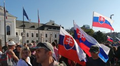 Právnici i politici kritizujú policajnú pasivitu voči demonštrantom na neohlásenom proteste