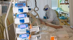 Laboratórne testy dodávajú nádej. Tento liek by mal zaberať na desiatky mutácií vrátane omikronu