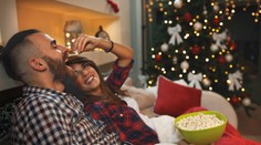 Pozeráte cez sviatky samé romantické filmy? Pozor, môže to pokaziť váš šťastný vzťah