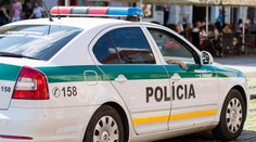 Traja muži bili mladíka, ruky mu zviazali lanom a musel si kľaknúť na zem