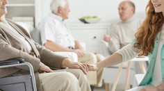 Peniaze či rodina? Slovenské opatrovateľky musia zvládať oboje