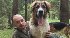 Pri prechádzke mu zastrelili psa. Zrejme to urobil profesionál