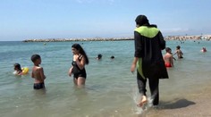 Na plážach v Cannes zakázali celotelové plavky "burkini"