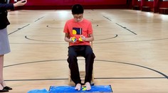 Kráľ Rubikovych kociek opäť úradoval: To, čo iní nedokážu vôbec, zvládol nohami