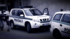 Dedko sa s nožom vyhrážal vnukovi smrťou, mladík ho odzbrojil metlou