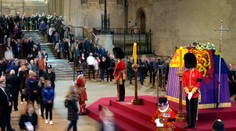 Muž sa dotkol kráľovninej rakvy, polícia ho vzala do väzby