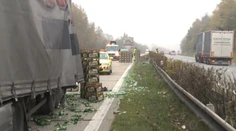 Pivný armagedon na českej diaľnici. Rozbili sa tisícky fliaš