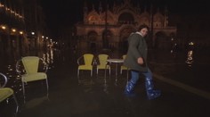 Benátske ulice sú pre záplavy pod vodou, turisti sa cez ne brodia v gumákoch