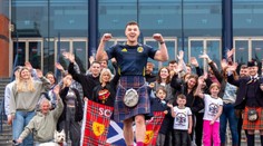 Škótsky futbalový fanúšik prišiel do Mníchova z Glasgowa pešo. Počas toho vyzbieral desaťtisíce eur na dobrú vec