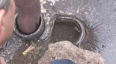 V odkvapovej rúre našli telo novorodenca. Podľa susedov matka už v minulosti niečo podobné urobila