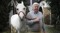 Ako výhra v lotérii. Miliardár a spolumajiteľ značky Hermés ustanovil za svojho dediča záhradníka z Maroka