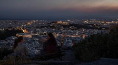 Stovky gréckych hasičov už druhý deň bojujú s rozsiahlym požiarom neďaleko Atén