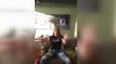 Dievča sa pochválilo videom, na ktorom hádže psa do vzduchu. Môže mu tak vážne ublížiť