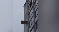 Tento rozchod musel bolieť. Z ôsmeho poschodia letela práčka aj gauč