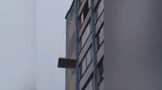 Tento rozchod musel bolieť. Z ôsmeho poschodia letela práčka aj gauč