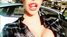 Dcéra hviezdy z Pomády provokuje. Vytlačené prsia a napichané pery