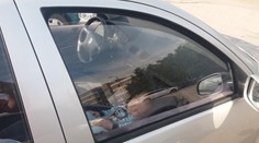 Dráma v Galante. Policajti dostali z rozhorúčeného auta dve malé deti