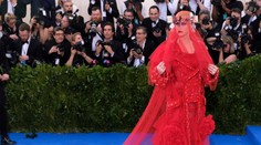 Červená katastrofa. Viete, kto sa skrýva pod touto kreáciou?