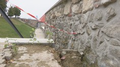 Problémy na Bratislavskom hrade. Oporný múr sa oddeľuje od brala, v pohotovosti sú geodeti aj statici