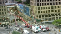 V centre Ottawy sa pri parlamente prepadla cesta. Všetkých museli evakuovať