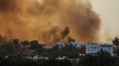 Stáli na strechách s hadicami a vedrami s vodou, ohňu však museli ustúpiť. Gennadi na Rodose je v plameňoch
