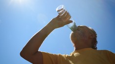 V horúčavách nepodceňujte riziko úpalu či úžehu. Pozrite sa, ako poskytnúť pomoc pri prehriatí