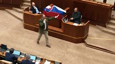Zavaril si Kotleba možným hajlovaním v NR SR? Prokurátor chce jeho gestá použiť na súde. Ten na poslednú chvíľu presunuli