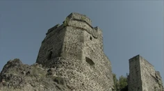 Tekov je plný vinohradov a kultúry. Turistov láka najmä neprebádaná studňa