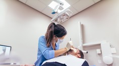 Zubári prezradili najhoršie zlozvyky, ktoré ničia zuby a ďasná a robí ich takmer každý