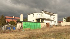 Mladá rodina sa tešila z vysnívaného pozemku, sused blokuje ich stavbu