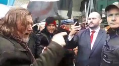 Slovná prestrelka medzi kollárovcami a protestujúcimi: Vznikla poriadne napätá atmosféra