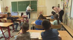 Tisícky detí stále chodia na vyučovanie poobede. Ak by si mohli vybrať, chceli by tradičný čas